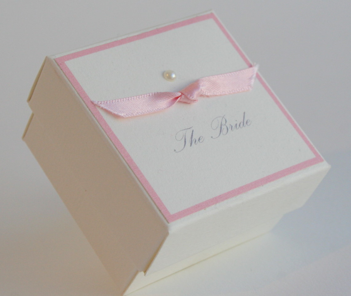 Tiny ribbon favour box